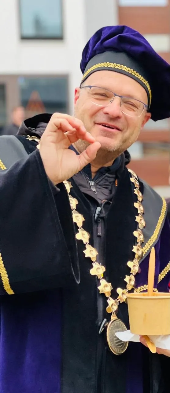 Zvoní? Možno je to politika.